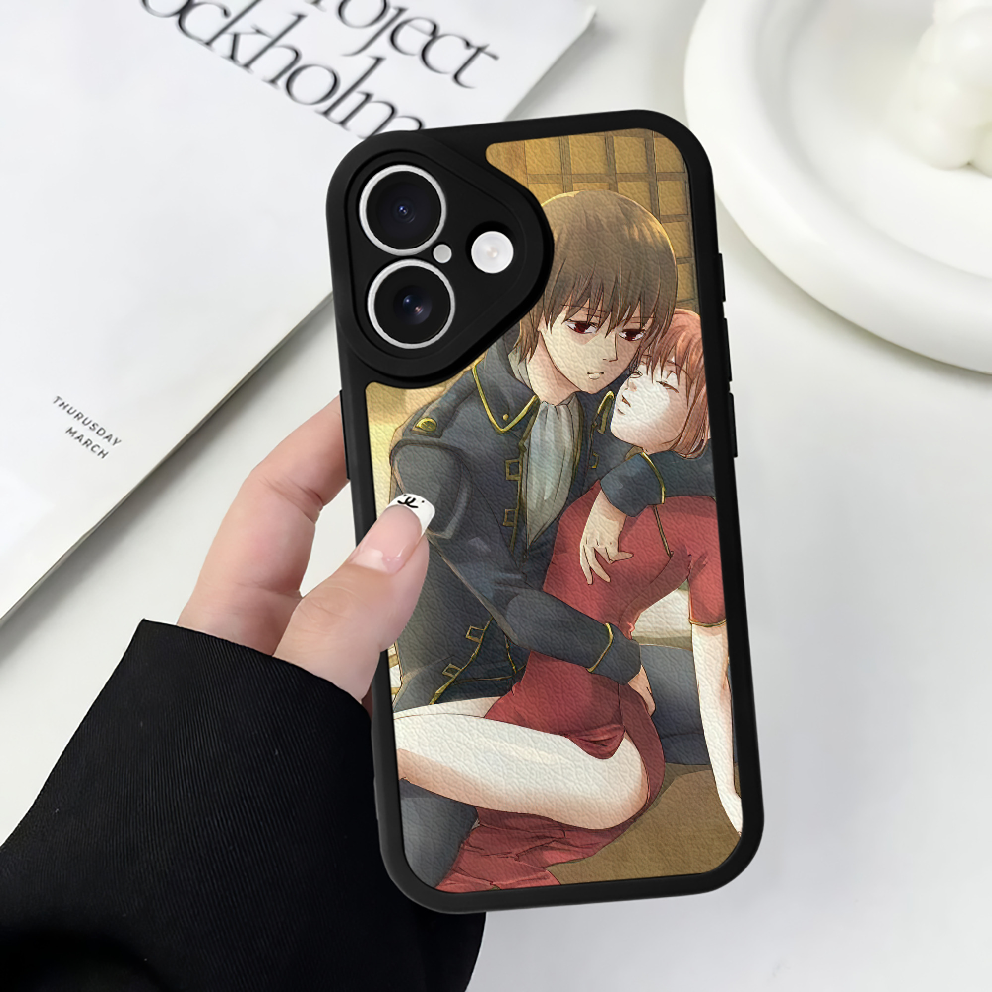 （画像用） ぎんたま 坂田銀時（さかたぎんとき） 神楽 志村新八（しむら しんぱち） GINTAMA Sakata Gintoki Kagura Shimura Shinpachi 【iPhone 16シリーズ対応】シリコンスマホケース（レザー調） 材質：シリコン